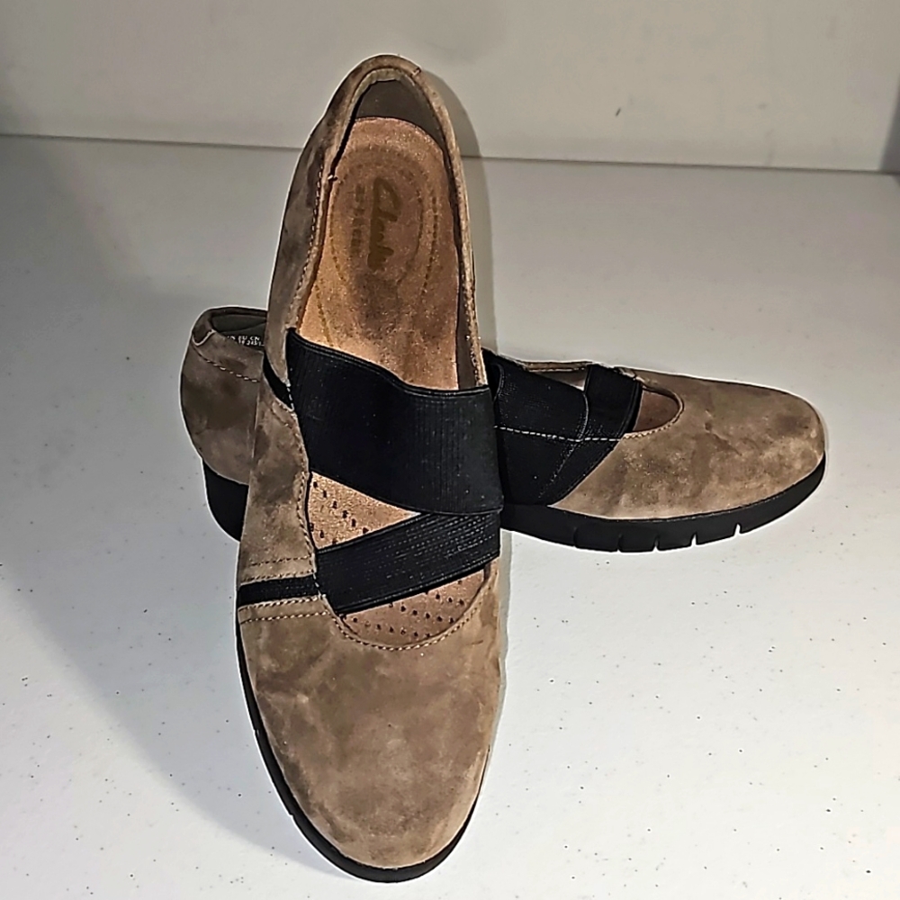 Clark's Artisan Gray/ Taupe Suede Daelyn VIlla Loafer 8MBlack Elastic Strap VGUC